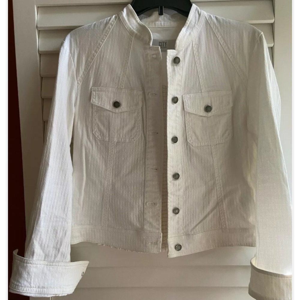 DKNY CITY WHITE JEAN JACKET 6 Small fits 8 -10 Medium M